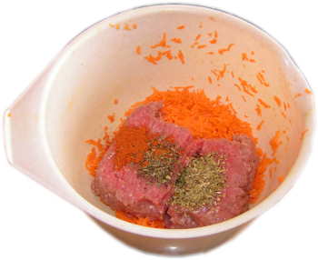 starta marchew, mi�so mielone z indyka, oregano suszone, bazylia suszona, ostra papryczka chili, s�l, plastikowa miska